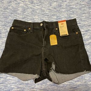 Who wear short shorts?